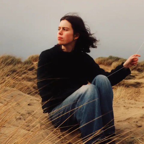 Bonnie Kemplay shares her new single Beginners