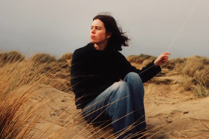 Bonnie Kemplay shares her new single Beginners
