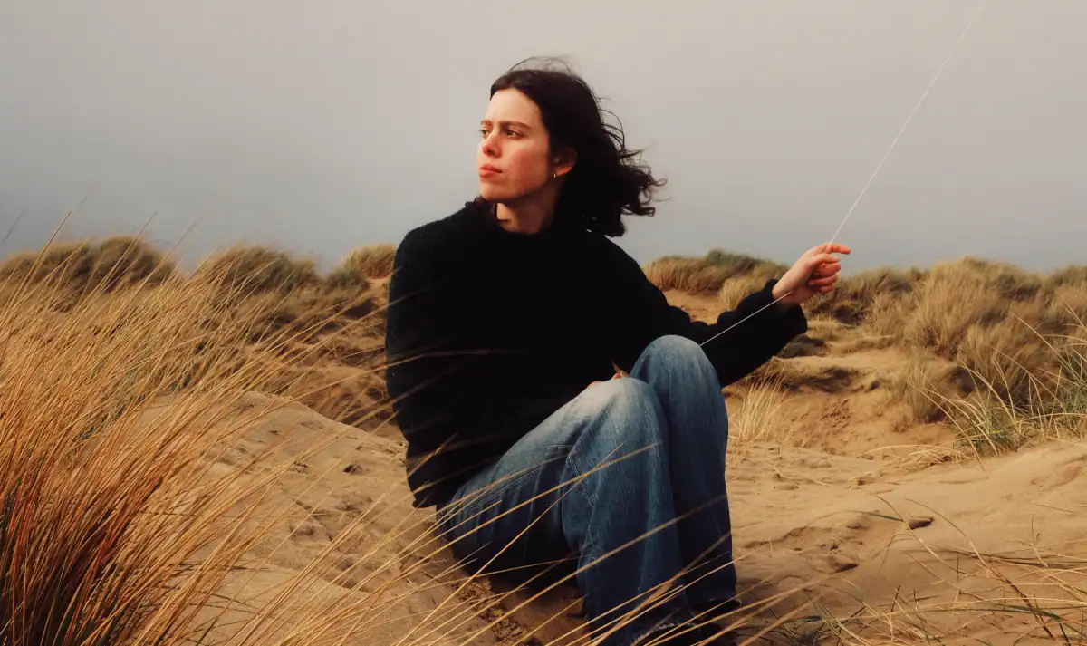Bonnie Kemplay shares her new single Beginners